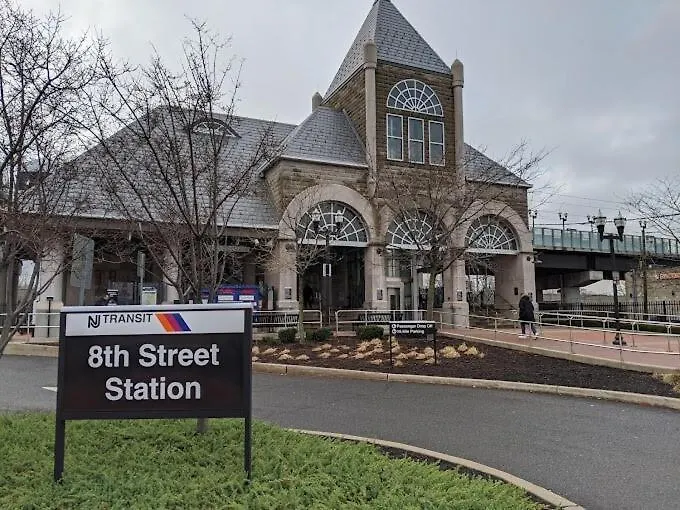 Train 2Min Walk, Free Parking, Pool Table, Nyc 30Min Apartment Bayonne