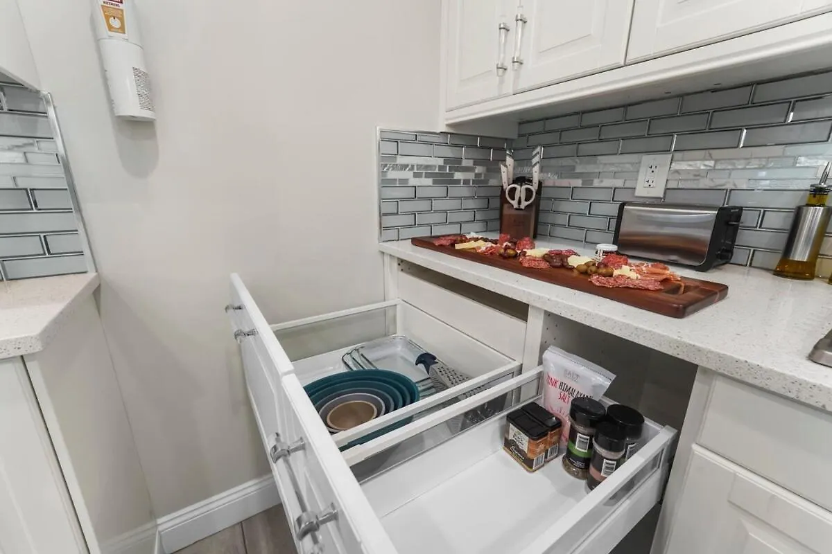 Train 2Min Walk, Free Parking, Pool Table, Nyc 30Min Apartment Bayonne