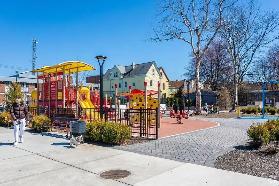 Train 2Min Walk, Free Parking, Pool Table, Nyc 30Min Apartment Bayonne