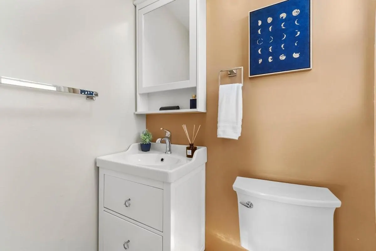 Train 2Min Walk, Free Parking, Pool Table, Nyc 30Min Apartment Bayonne