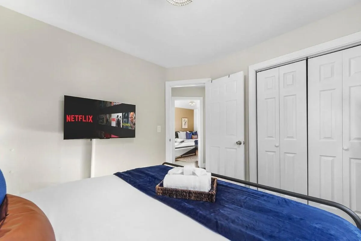 Train 2Min Walk, Free Parking, Pool Table, Nyc 30Min Apartment Bayonne