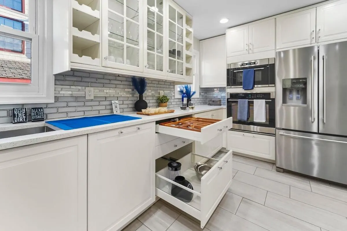 Train 2Min Walk, Free Parking, Pool Table, Nyc 30Min Apartment Bayonne 0*,